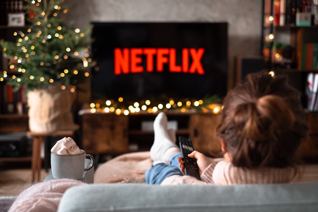 Capturing Childhood Magic: A Little Girl\’s Delightful Evening on the Couch with Netflix