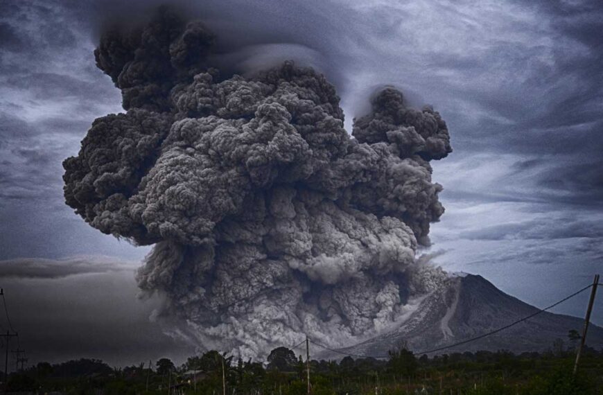 A volcano is erupted again in Japan